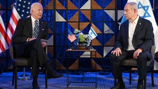 HANDOUT - Joe Biden (l), Präsident der USA, und Benjamin Netanjahu, Ministerpräsident von Israel, bei einem Treffen in Tel Aviv. Netanjahu hat die Absage des Besuchs einer hochrangigen israelischen Delegation in den USA damit begründet, eine Botschaft an…