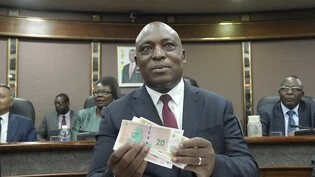 Znetralbankgouverneur, John Mushayavanhu präsentiert die neue Währung des Landes.
