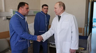 ARCHIV - Russlands Präsident Wladimir Putin (r) im Zentralen Militärkrankenhaus in Moskau (Archivbild). Foto: Mikhail Metzel/Pool Sputnik Kremlin/AP/dpa