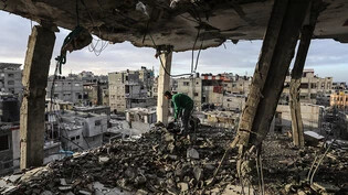 ARCHIV - Ein Palästinenser inspiziert sein Haus, das nach einem israelischen Luftangriff auf das Flüchtlingslager Shaboura beschädigt wurde. Foto: Abed Rahim Khatib/dpa