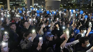 Anhänger der größten Oppositionspartei, der Demokratischen Partei, jubeln während einer Wahlkampfveranstaltung in Seoul. Foto: Ahn Young-joon/AP/dpa