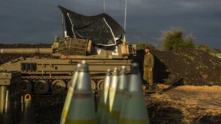 ARCHIV - Ein israelischer Artilleriesoldat steht nahe der Grenze zu Libanon neben einem Panzer. Foto: Ilia Yefimovich/dpa