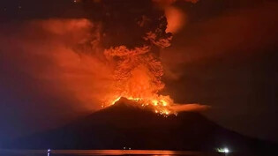 HANDOUT - Lava glüht im Krater des Vulkans Ruang. Foto: Uncredited/BPBD Sitaro/AP/dpa