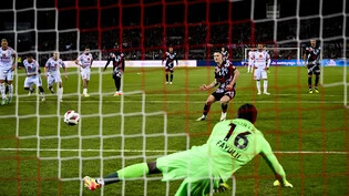 Lugano-Stürmer Zan Celar verwertet den umstrittenen Penalty zum 2:0 gegen Sion