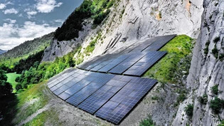 Die Photovoltaik-Anlage Calinis: Im ehemaligen Steinbruch Felsberg steht die grösste Photovoltaik-Anlage im Kanton Graubünden.