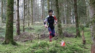 Fokussiert: Ein Orientierungsläufer kämpft sich durch den Wald. Bild Nicolò Infanger
