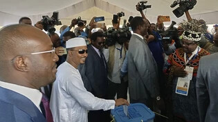 Der tschadische Interimspräsident Mahamat Deby Itno gibt seine Stimme ab. Foto: Mouta/AP/dpa