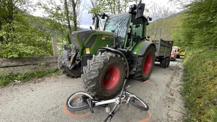 Velounfall in Ilanz: Am Montagnachmittag kollidierte ein Traktor mit einem Velofahrer. 
