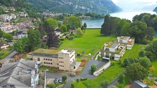 Das Weesner Kurfürstenareal: Langsam wachsen die gerodeten Bäumchen vor den neuen Mehrfamilienhäusern (rechts) nach, nun folgt ein Projekt bei der Villa. 