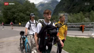 Verlassen die Unwetterregion: Cristian Vacirca (rechts) und seine Kollegen, welche ihre Maturareise im Maggiatal verbrachten.