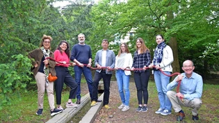 Am gleichen Strick: Francisca Moor (links) und die Mitglieder des Kulturnacht-OKs zeigen, wie man das Motto «verbunden» auch auslegen kann. 