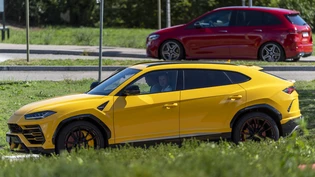 Kostet viel: Beim Kauf, aber auch bei zu schneller Fahrt – der Lamborghini Urus.