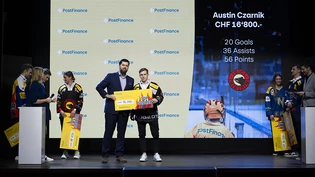 Berns Austin Czarnik erhielt von Ron Schneider, einem Mitglied der Geschäftsleitung von PostFinance, den Check mit der höchsten Summe überreicht