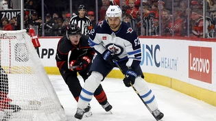 Nino Niederreiter (rechts) musste mit den Winnipeg Jets gegen die Carolina Hurricanes als Verlierer vom Eis