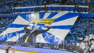 Die Fans des EV Zug lassen den Ende Saison scheidenden Headcoach Dan Tangnes hochleben