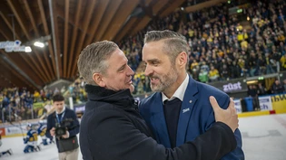 Abschied von und Gratulation an einen guten Freund: Zugs scheidender Coach Dan Tangnes (li.) umarmt den Davoser Cheftrainer Josh Holden