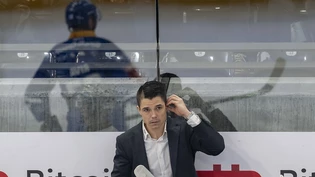 Reto Suri steht hinter der Spielerbank des EV Zug anlässlich des Qualifikationsspiels der National League Mitte Februar gegen die Rapperswil-Jona Lakers