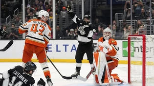 Kevin Fiala (Mitte, mit gestrecktem Arm) jubelt