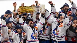 Der alte Meister ist der neue: ZSC-Captain Patrick Geering (m.) reisst den Kübel in die Höhe