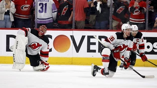 Captain Nico Hischier (rechts, hinten) muss enttäuscht zuschauen, wie die Carolina Hurricanes das Weiterkommen feiern