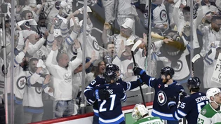 Die Winnipeg Jets jubeln zusammen mit ihren Fans