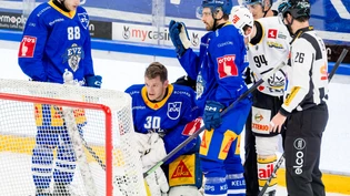 Leonardo Genoni muss nach einem Check von Dario Simion ausgewechselt werden