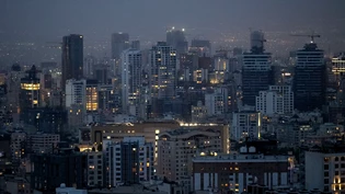 ARCHIV - Die Skyline der Millionenmetropole Teheran in der Abenddämmerung. Einige Fenster der Hochhäuser leuchten noch nach Sonnenuntergang. Foto: Arne Immanuel Bänsch/dpa (Archivbild)