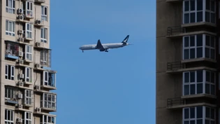 Schreckmoment in Tausenden Metern Höhe: Ein Mann soll versucht haben, die Kabinentür eines Flugzeuges zu öffnen. (Symbolbild)