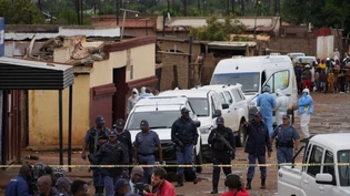 Polizisten am Tatort in Bekkersdal. Foto: Alfonso Nqunjana/AP/dpa