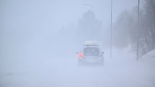 Ein Auto fährt bei Nebel durch eine Schneelandschaft. Sturm Johannes fegt durch Skandinavien. Foto: Pontus Lundahl/TT News Agency/AP/dpa Ein Auto fährt bei Nebel durch eine Schneelandschaft. Sturm Johannes fegt durch Skandinavien. Foto: Pontus Lundahl/TT News Agency/AP/dpa