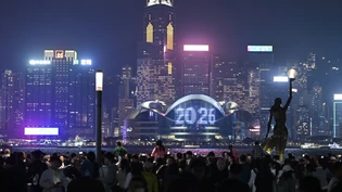 dpatopbilder - Besucher, die auf den Silvester-Countdown warten, sind in der Nähe des Victoria-Hafens in Hongkong zu sehen. Foto: Kobe Li/Nexpher via ZUMA Press Wire/dpa dpatopbilder - Besucher, die auf den Silvester-Countdown warten, sind in der Nähe des Victoria-Hafens in Hongkong zu sehen. Foto: Kobe Li/Nexpher via ZUMA Press Wire/dpa