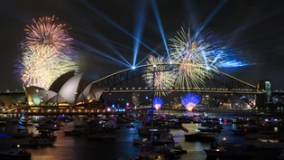 Während der Silvesterfeierlichkeiten am Mrs. Macquarie's Point in Sydney war um 21 Uhr das Feuerwerk "Calling Country" über dem Hafen von Sydney zu sehen. Foto: Dan Himbrechts/AAP/dpa Während der Silvesterfeierlichkeiten am Mrs. Macquarie's Point in Sydney war um 21 Uhr das Feuerwerk "Calling Country" über dem Hafen von Sydney zu sehen. Foto: Dan Himbrechts/AAP/dpa