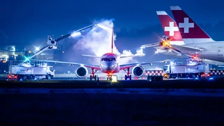 Die Deicing-Teams befreien die Tragflächen der Flugzeuge am Flughafen Zürich von Schnee und Eis.