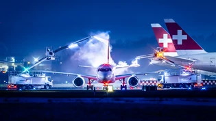 Aufgrund der Wetterverhältnisse musste die Swiss im neuen Jahr bereits zahlreiche Flüge streichen (Im Bild: Maschine der Swiss bei der Enteisung am 7. Januar in Kloten ZH).