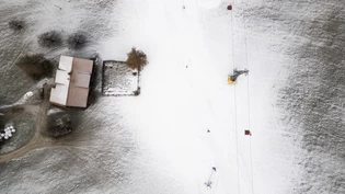 Ein Snowboarder ist am Samstagvormittag im Berner Oberland tödlich verunfallt. (Symbolbild)