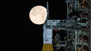 HANDOUT - Der Vollmond scheint in den frühen Morgenstunden im Kennedy Space Center der Nasa in Florida über dem SLS ("Space Launch System") und dem Orion-Raumschiff der NASA, die sich auf der mobilen Trägerrakete «Artemis 2» befinden. Foto: Sam Lott/NASA…