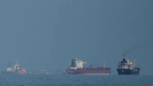 ARCHIV - Öltanker und Frachtschiffe reihen sich in der Straße von Hormus auf, gesehen von Khor Fakkan. Foto: Altaf Qadri/AP/dpa
