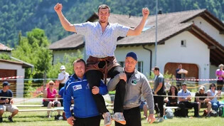 Damian Ott lässt sich als Sieger des Rüfeli-Schwinget in Untervaz feiern.