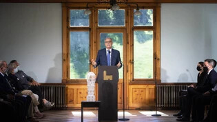 Bundespräsident Guy Parmelin bei der Vorstellung des «Weissen Turms am Dienstag, 22. Juni, in Mulegns. 