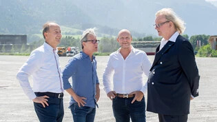 Vorfreude: Urs Marti, Donald Nader, Leiter Sport, René Götz und Wolfgang Sahli diskutieren auf dem künftigen Festivalgelände über die Erstausgabe des Big Air Chur.