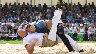 Keine Angst vor grossen Namen: Am NOS in Mels bettet Roger Rychen (oben) Stefan Burkhalter ins Sägemehl.