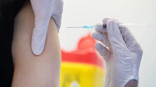 Im Impfzentrum Ennenda können sich die Glarnerinnen und Glarner bis Ende Oktober jeden Mittwoch ohne Anmeldung impfen lassen.