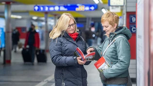 Seltene Exemplare: RhB-Mediensprecherin Yvonne Dünser und Tanja Thaler, Fachspezialistin Kommunikation, halten  in der Unterführung des Bahnhofs Chur zwei der noch nicht vergriffenen «Contura»-Exemplare von 2020.