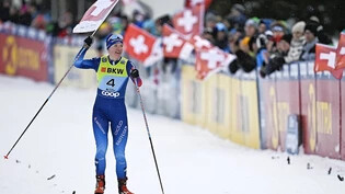 Verdiente Ehrenrunde: Nadine Fähndrich feiert den ersten Schweizer Podestplatz einer Sprinterin in Davos.
