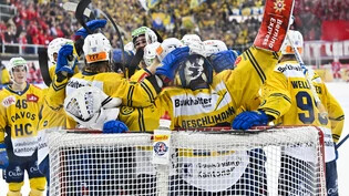 Die Wende ist geschafft: Die Spieler des HC Davos feiern den Einzug in den Play-off-Halbfinal. 