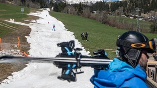 Frühlingsskifahren: Zwischen grünen Wiesen geniessen Schneesportlerinnen und -sportler die letzte Abfahrt im Gebiet Flims – Laax – Falera.