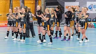 Dank ans Publikum: Die Spielerinnen von Piranha Chur klatschen nach Spielschluss für die Fans in der GBC. 