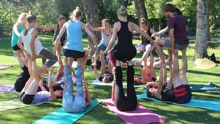 Balance finden: Am Yoga und Circus Festival Surselva in Trin können die Teilnehmerinnen und Teilnehmer verschiedene Disziplinen ausprobieren – im Bild Acroyoga, eine Verbindung von Akrobatik und Yoga.
