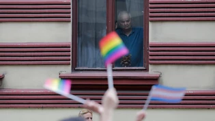 Am 18. September letzten Jahres: Ein serbischer Hauptstädter beobachtet, wie die jährliche Belgrader Pride-Parade an seiner Wohnung vorbeizieht.