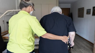 Ein Teufelskreis: Dass es in den Pflegeberufen an Fachkräften mangelt, überfordert viele Leute, die noch in der Pflege arbeiten – und sich darum einen anderen Job suchen.